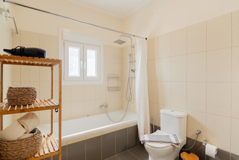 En-suite bathroom with bathtub