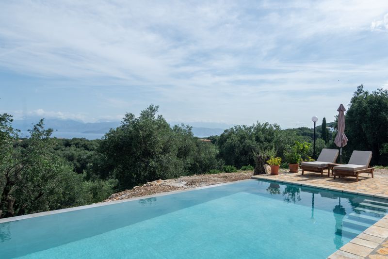 Infinity pool with sea view