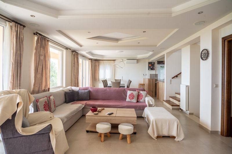 Spacious living room